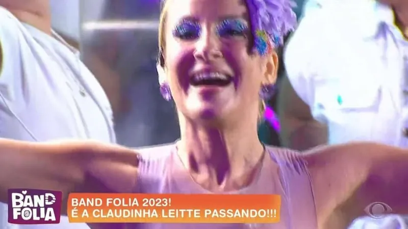 Claudia Leitte tira sandálias e entrega a fãs em trio: "Meu Deus, não chore!"