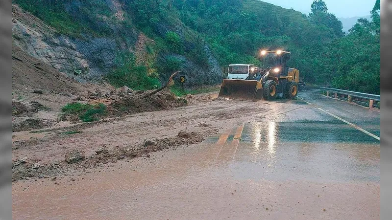 Rodovias Rio-Santos e Mogi-Bertioga permanecem interditadas por causa das chuvas