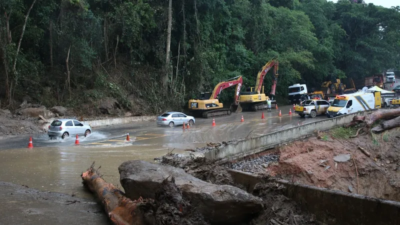 Governador Tarcísio de Freitas pede a turistas que deixem o litoral Norte de SP