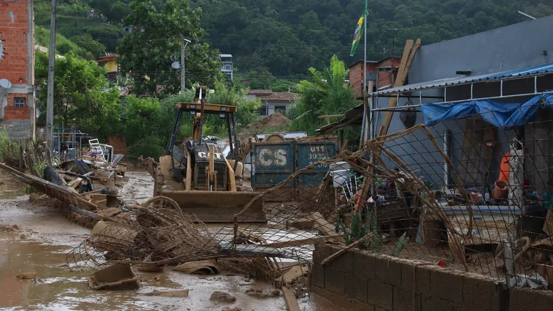 São Paulo conta 48 mortes no Litoral Norte; busca por desaparecidos continua