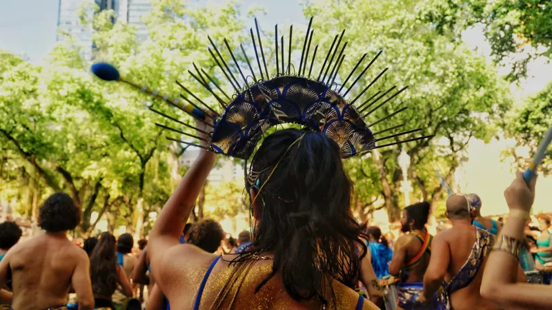 Em clima de despedida, foliões curtem blocos de rua na quarta-feira de cinzas