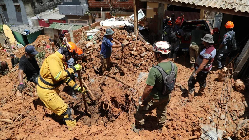 Sobe para 49 o número de mortos após chuva recorde no Litoral Norte