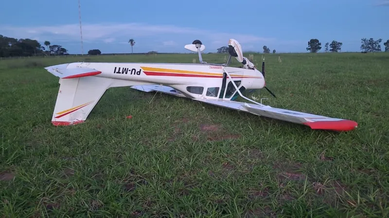 A aeronave caiu próximo a uma rodovia