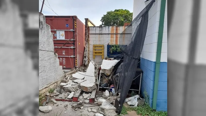 Contêiner se desprende de caminhão e tomba sobre muro de CS, em Campinas