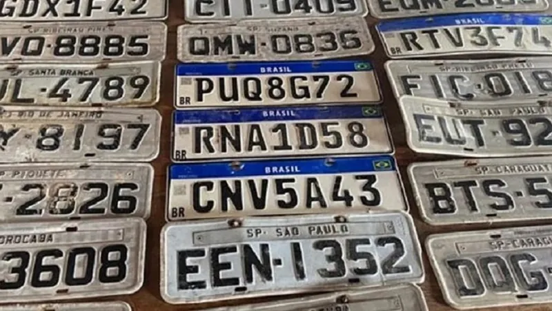 Mobilidade Urbana de Caraguatatuba recebe placas de veículos encontradas