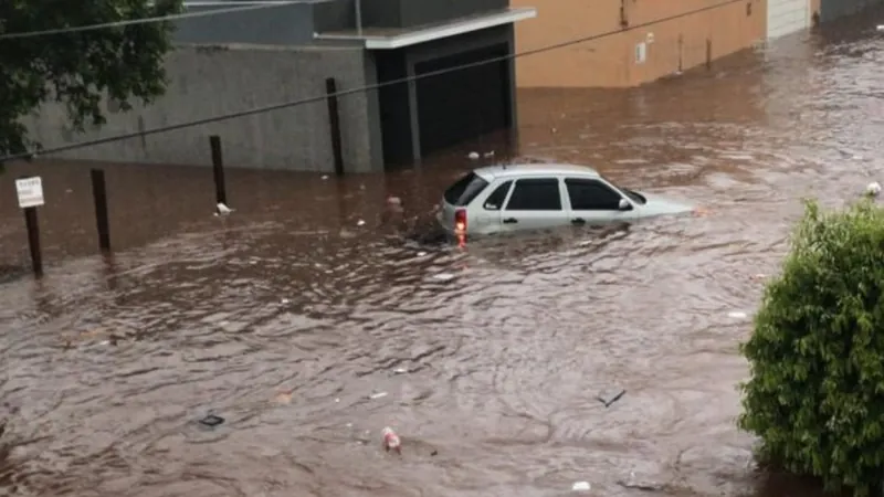 Ruas ficaram alagadas em alguns trechos de Assis