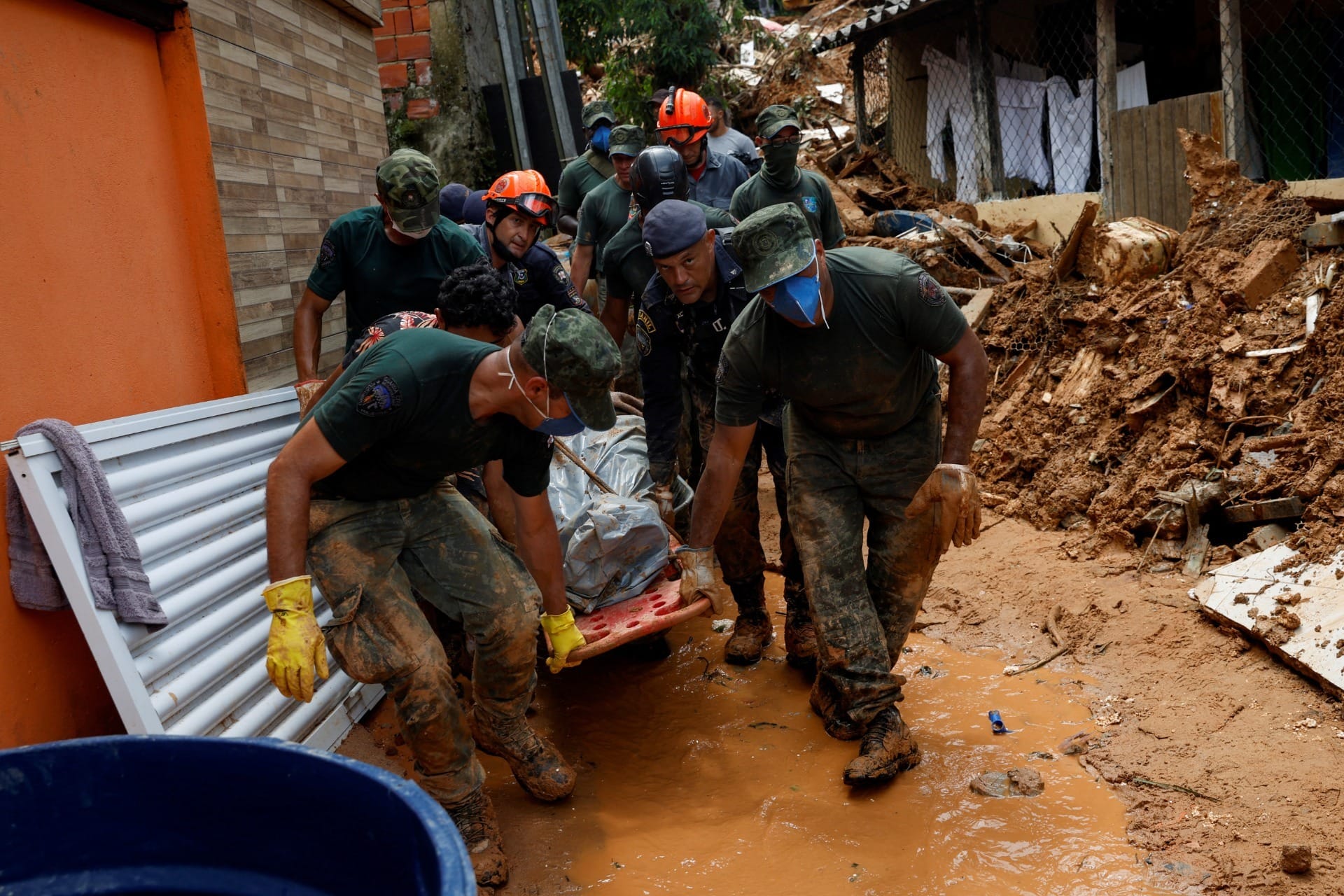 Sobe Para 50 Número De Mortos No Litoral De SP; 38 Pessoas Foram ...