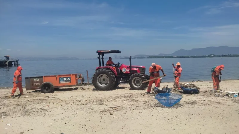 Comlurb remove quase duas toneladas de peixes e lixo de praias