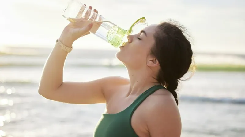 Quantos litros de água beber em um dia na praia?