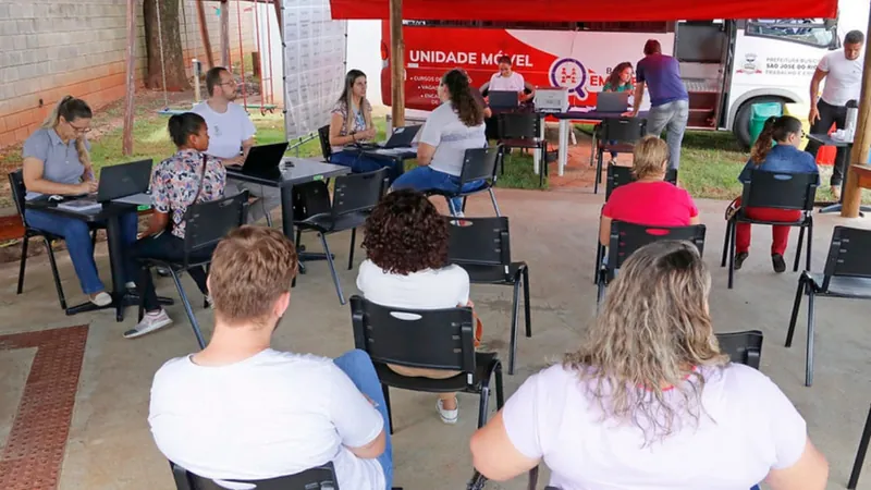 O balcão oferece serviços de contratação, estágio e cursos