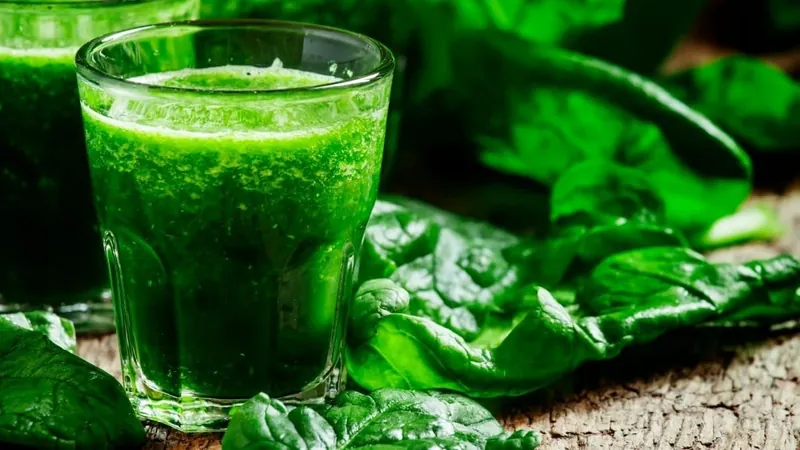 Suco verde e snack de sementes: 2 receitas detox para curar a ressaca