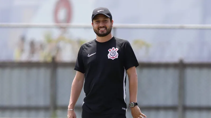 "Decisão ruim da direção do Ceará", diz Arthur Elias, treinador do Corinthians