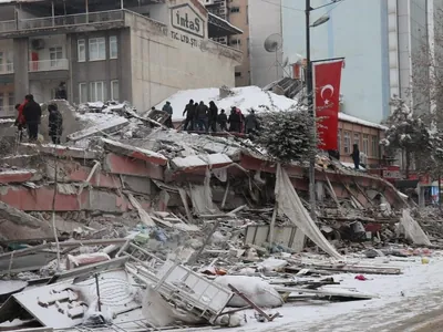 Turquia tem novo terremoto e mais edifícios entram em colapso