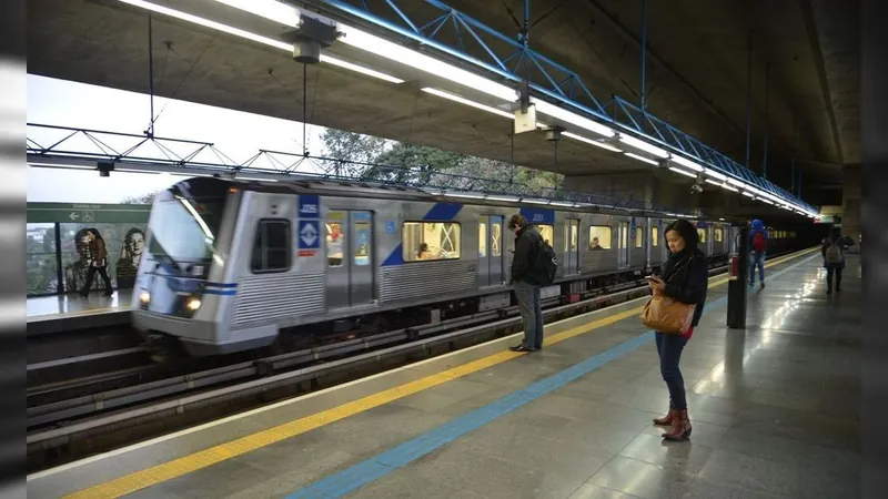 Metrô de SP entra no segundo dia de greve e tem operação reduzida