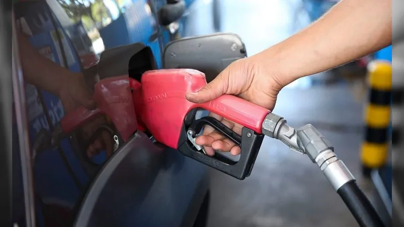 Petrobras aumenta preço da gasolina em R$ 0,41 e do diesel em R$ 0,78