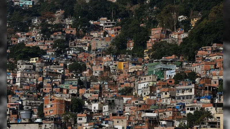 Quase metade dos moradores das favelas do Rio recebe menos de um salário mínimo