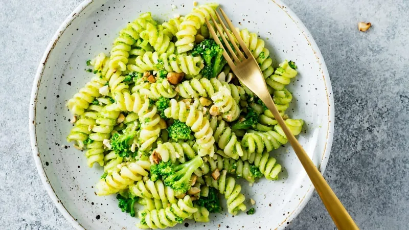 Macarrão com atum e brócolis: aprenda receita barata, leve e rápida