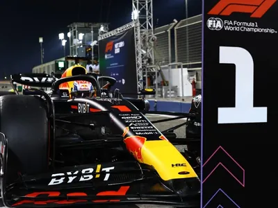 Max Verstappen comemora pole position após 'começo difícil' no Bahrein
