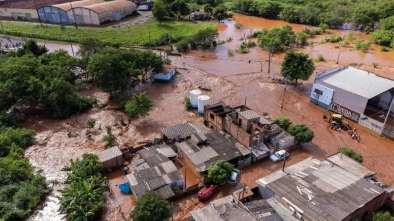 Chuva provoca tromba d’água e deixa cidade inundada no Paraná