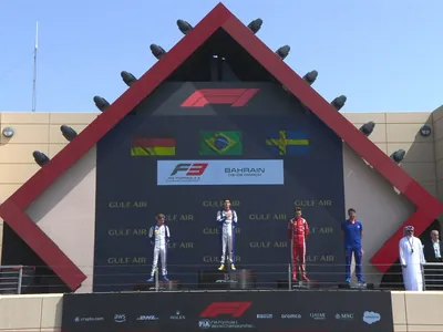 Apadrinhado por Alonso, brasileiro vence no Bahrein e assume a liderança da F3 