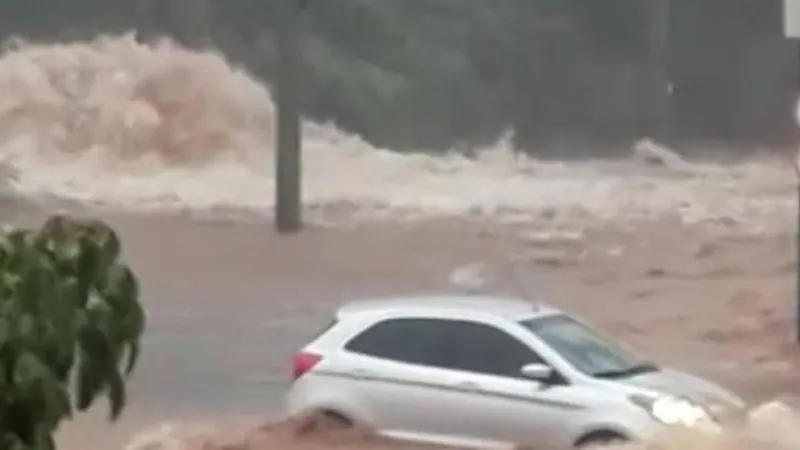 Carros foram arrastados pela força da água