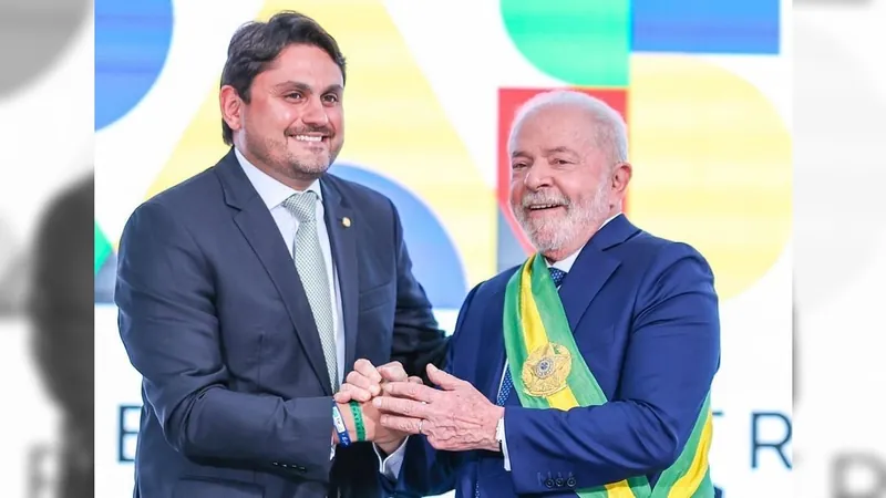 Lula recebe ministro das Comunicações para ouvir explicações sobre denúncias