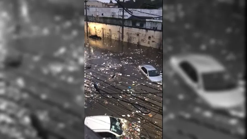 Moradores da comunidade do Jacarezinho protestam em frente ao Palácio Guanabara