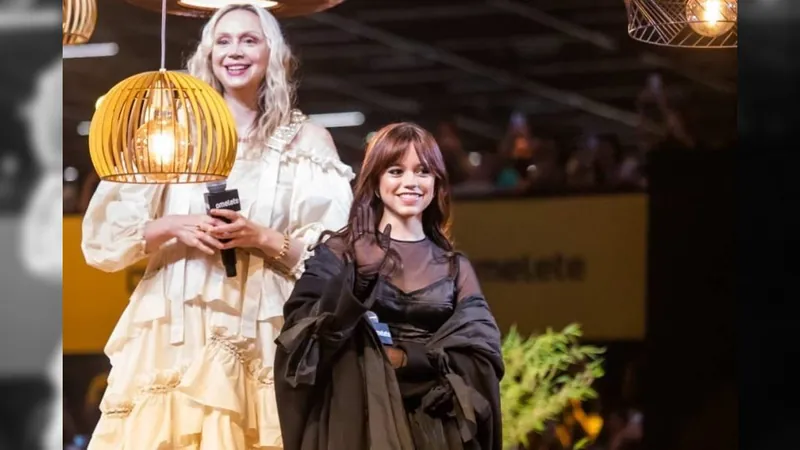 Jenna Ortega e Gwendoline Christie no painel de "Wandinha" em 2022