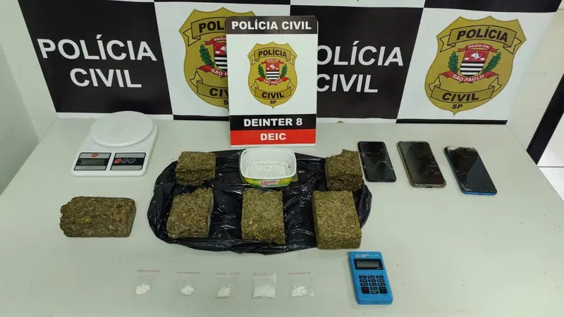 O homem estava com porções de maconha e cocaína 