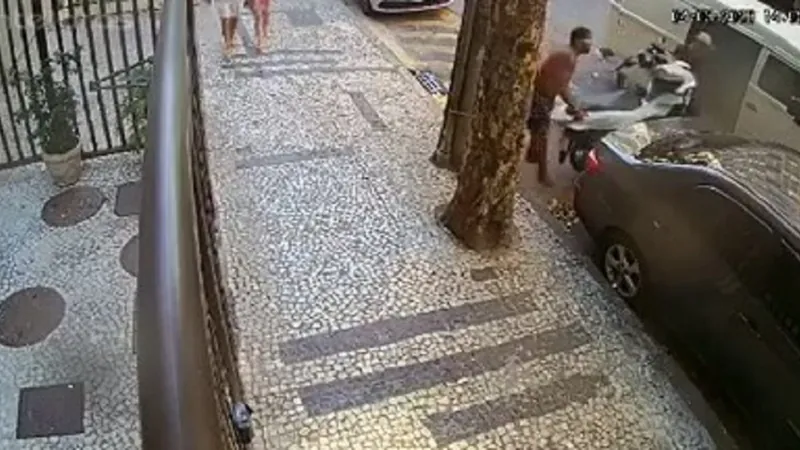 Polícia apura roubo de moto em Copacabana