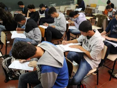 Ensino Médio: especialistas pedem volta das diretrizes curriculares de 2012