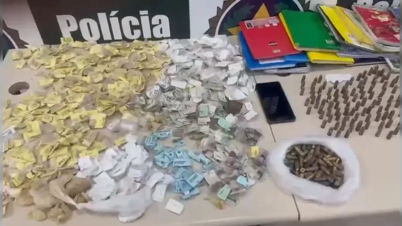 Polícia encontra esconderijo de drogas usado por traficantes, na Mangueira