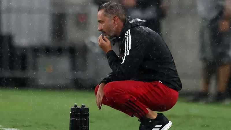 "Grupo está muito unido", diz Vítor Pereira após Flamengo vencer o Vasco