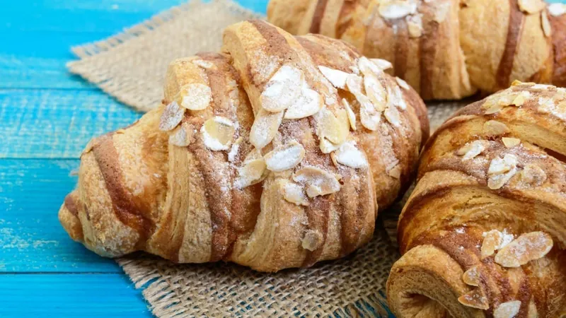 Croissant com recheio de amêndoas: receita fica pronta em 10 minutos