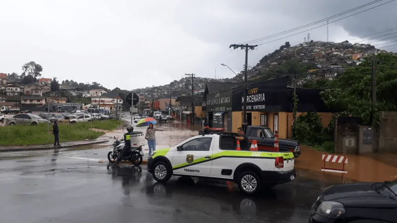 Fortes chuvas causam três pontos de alagamentos em Campos do Jordão