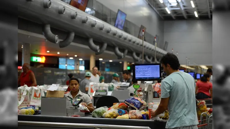 Inflação acelera, sobe 0,84% em fevereiro e atinge 5,60% em 12 meses