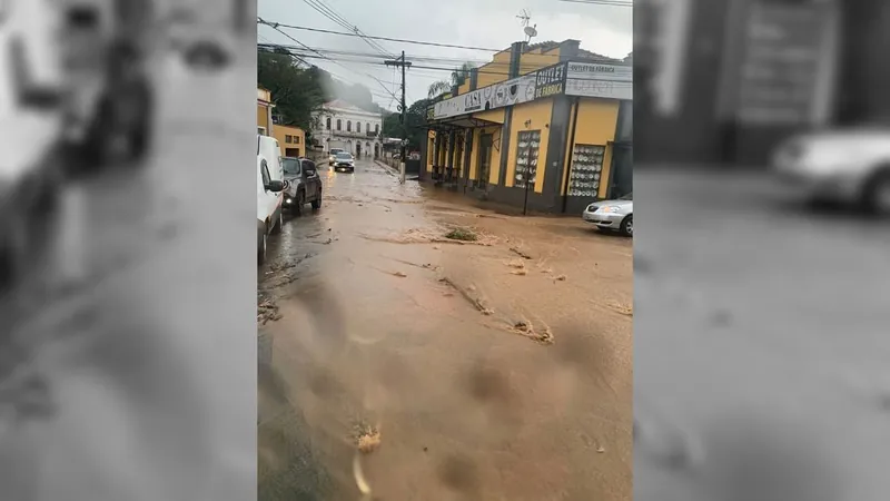 Rua de Pedreira é inundada pelas chuvas 