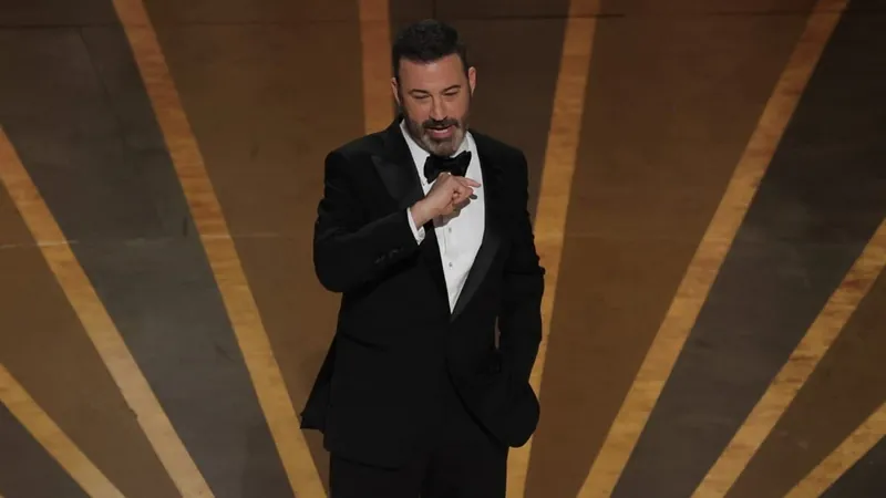 Apresentador do Oscar, Jimmy Kimmel alfineta Academia por tapa de Will Smith