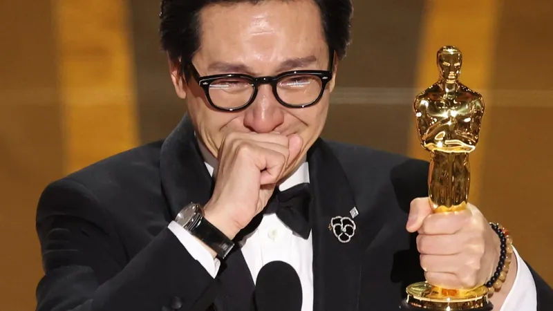 Ex-ator mirim vence Oscar e vai às lágrimas: "Quase desisti dos meus sonhos"