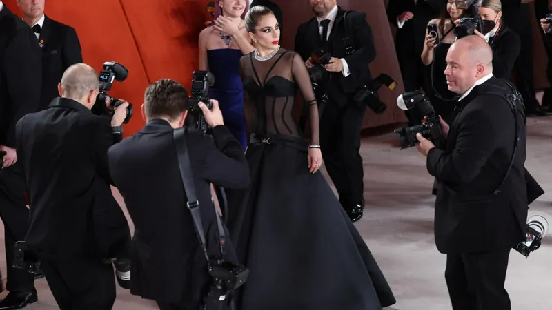 Lady Gaga ajuda a socorrer fotógrafo após ele cair no tapete do Oscar 2023