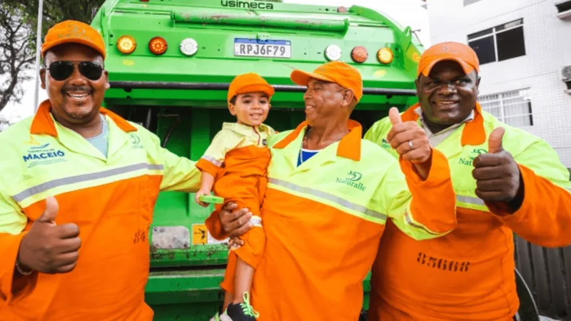 Garotinho ganha festa de aniversário com o tema de gari em Maceió