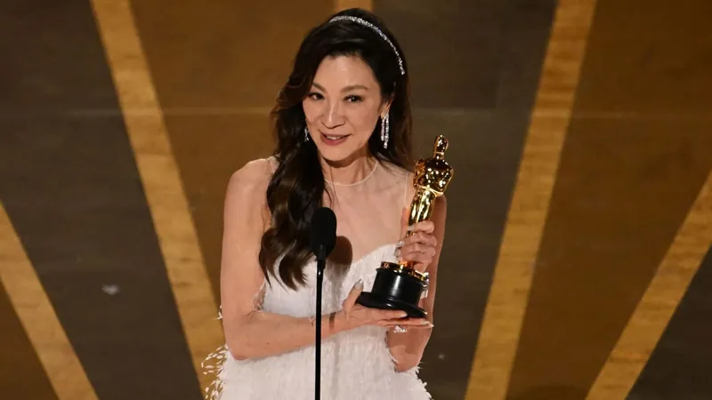 Michelle Yeoh é a primeira mulher aisática a vencer o Oscar de Melhor Atriz