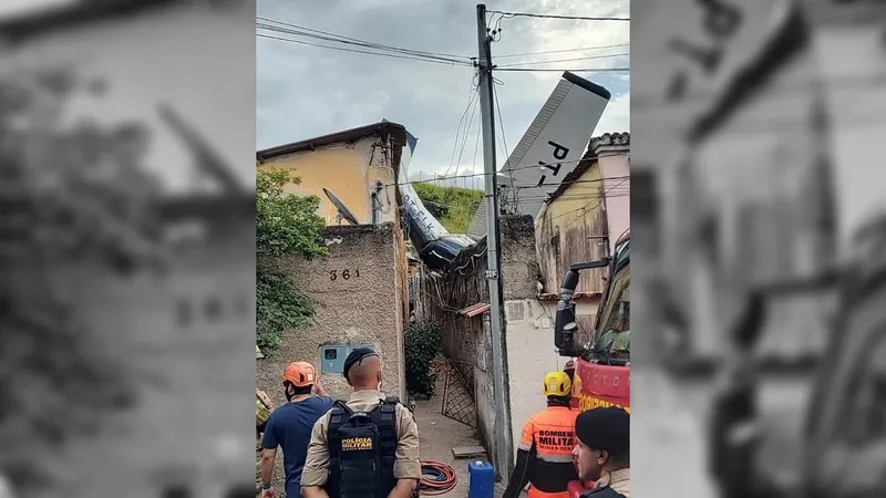 Começa retirada do avião que atingiu duas casas em BH