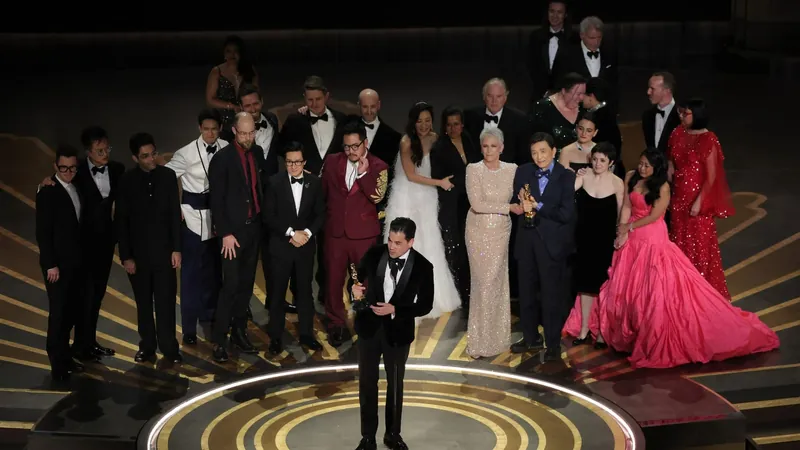 Oscar 2023: "Tudo em Todo Lugar" é melhor filme e se consagra com 7 prêmios