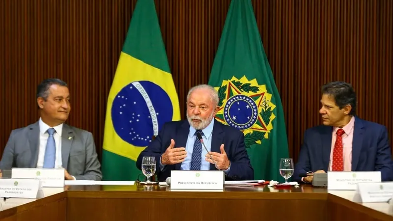 Lula veta ministros de anunciarem programas sem aval da Casa Civil e presidência