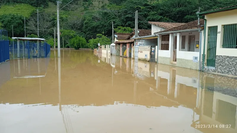 Nível do Rio de São Luíz do Paraitinga volta a subir e transborda