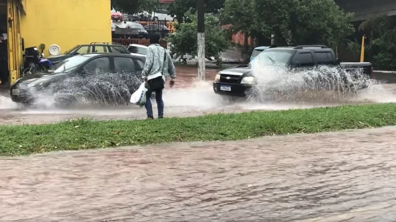 O temporal atingiu a cidade nesta terça-feira (14)