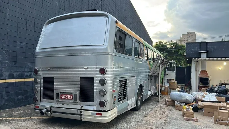 Polícia localiza ônibus com 10 tijolos de maconha na SP-330, em Americana