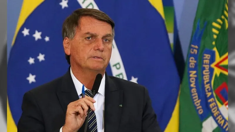 Bolsonaro fala em voltar ao Brasil, mas ainda quer analisar a situação