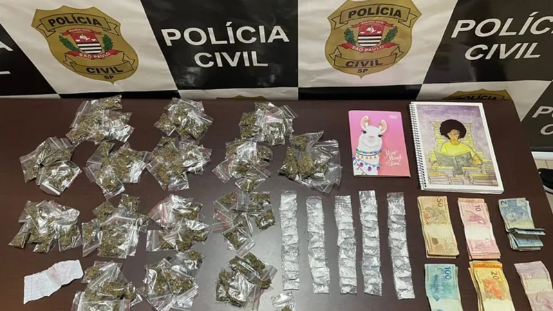 Ele estava de posse de porções de cocaína e maconha